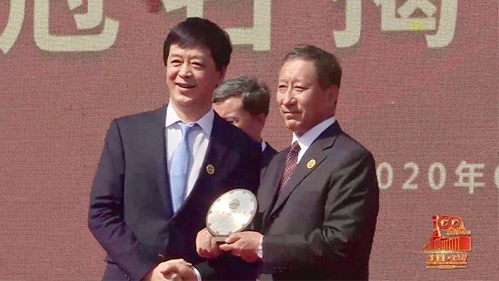 2020年，张思民董事长被授予“哈尔滨工业大学终身名誉校董”